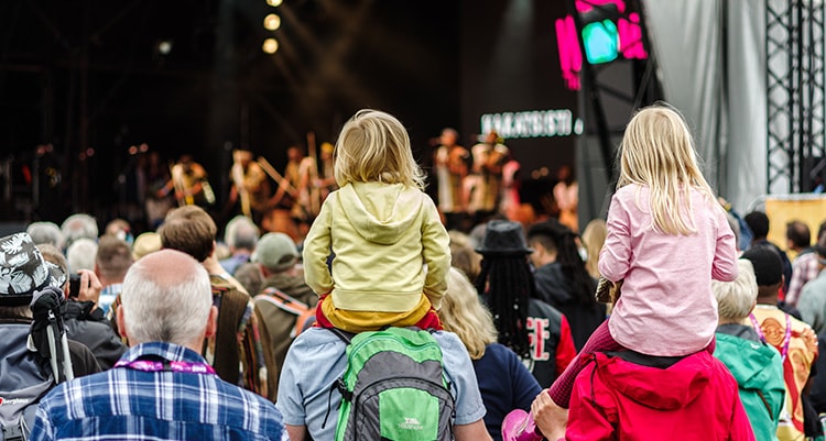 나중에 청력 손실을 겪지 않으려면 콘서트 같은 장소에서 매우 큰 소리에 노출될 때 청력을 보호해야 합니다
