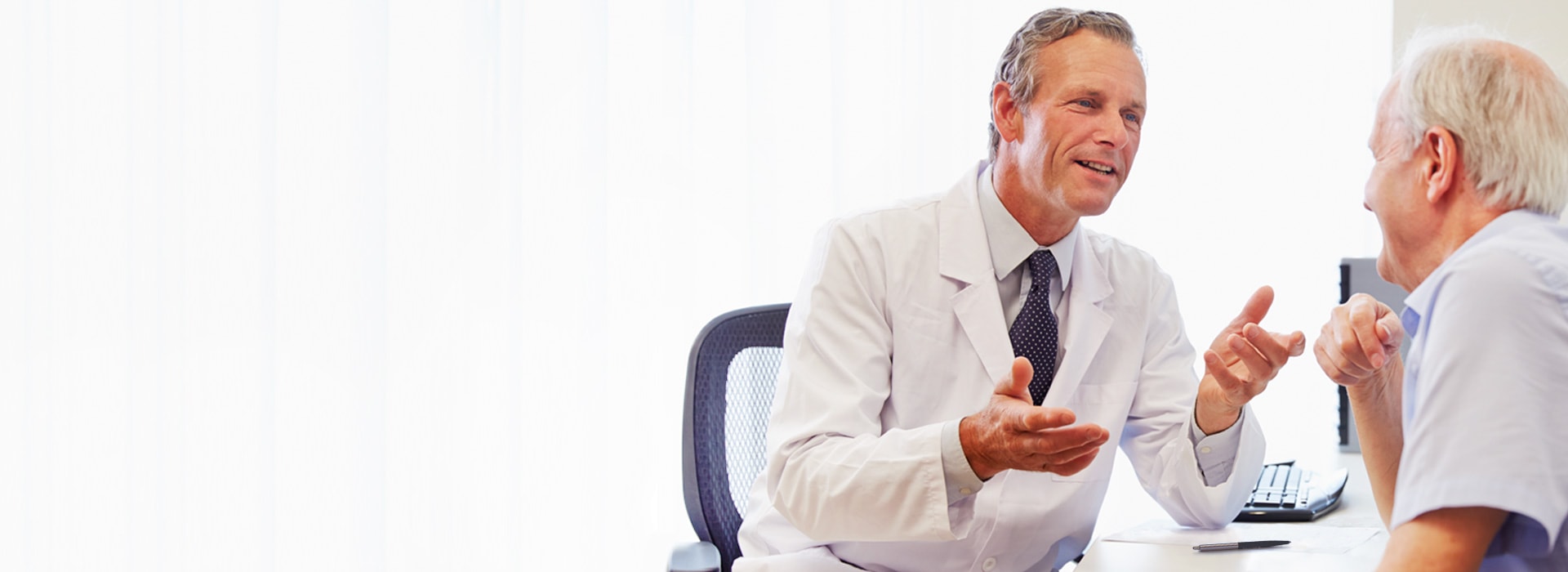 청력 관리 전문가 또는 청각사/청능사와 상담하는 남성