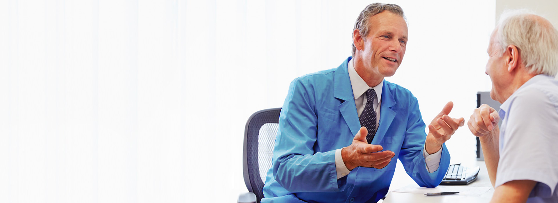 청력 관리 전문가 또는 청각사/청능사와 상담하는 남성