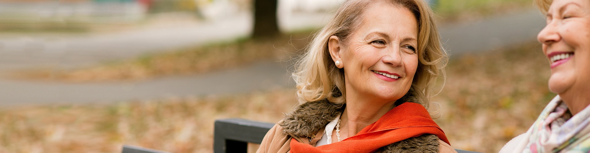 Twee vrouwen genieten van de natuur terwijl ze een gesprek hebben en elkaar kunnen verstaan