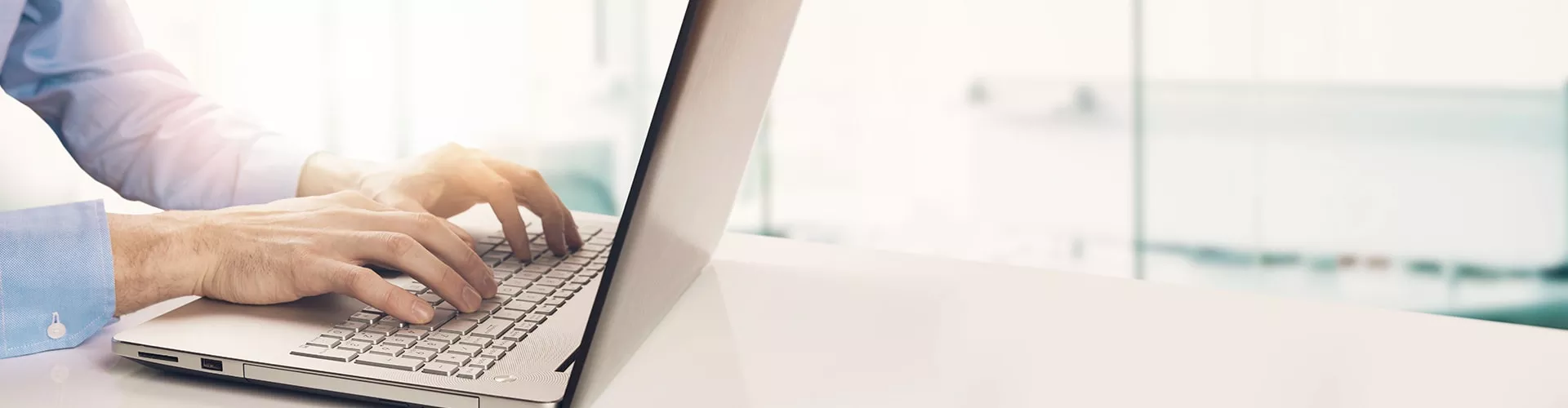 Hoorzorgprofessional zoekt productinformatie over Philips HearLink-hoortoestellen.