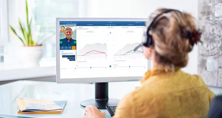 Hoorzorgprofessional in een online Remote Fitting sessie met een Philips HearLink gebruiker.