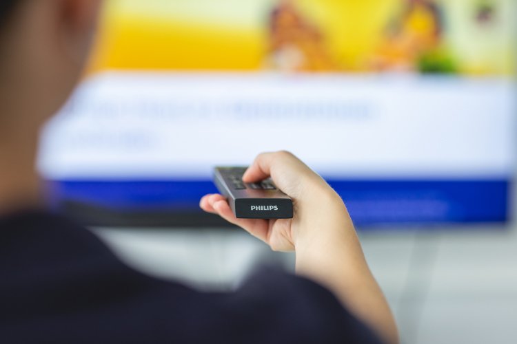 Se você precisa aumentar o volume ao assistir TV, pode ser um sinal para fazer um teste de audição. 