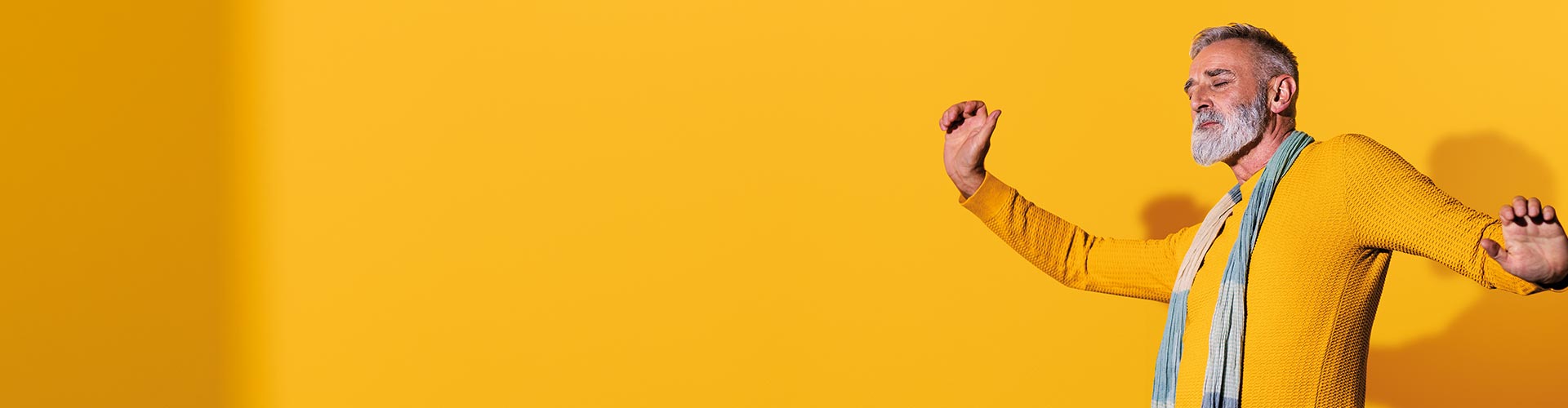 Philips HearLink işitme cihazlarını kullanan, dans eden ve kendinden emin görünen orta yaşlı bir adam.