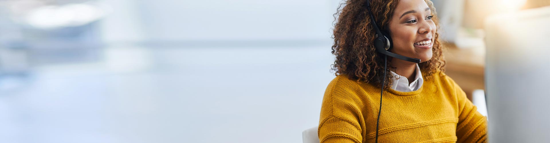 一位女士正在使用電話為客戶提供幫助。