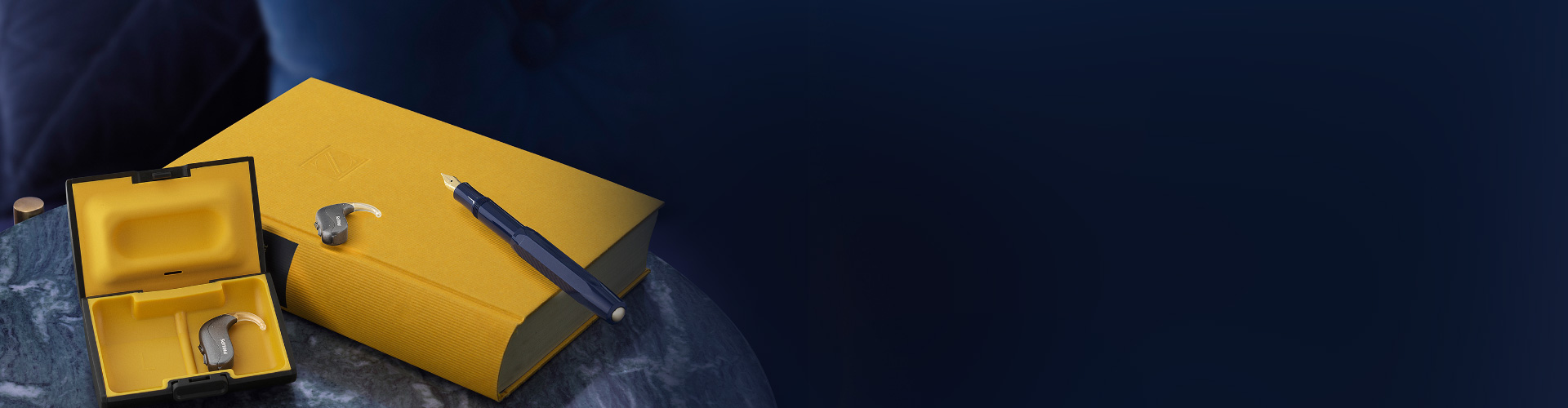 飛利浦助聽器BTE PP放置在書本旁邊的盒子中. 飛利浦助聽器為您帶來更好的聆聽.