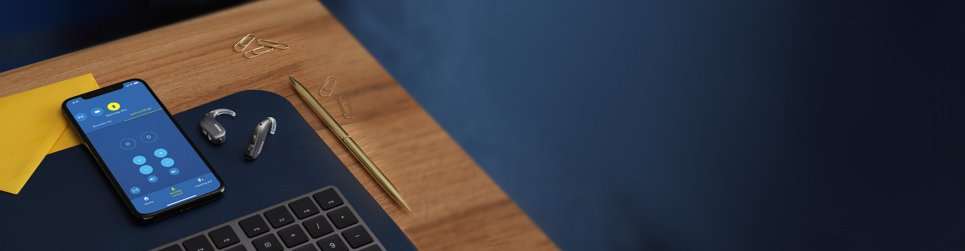 飛利浦助聽器 BTE PP 放置在開啟飛利浦助聽器APP的智慧型手機旁邊.