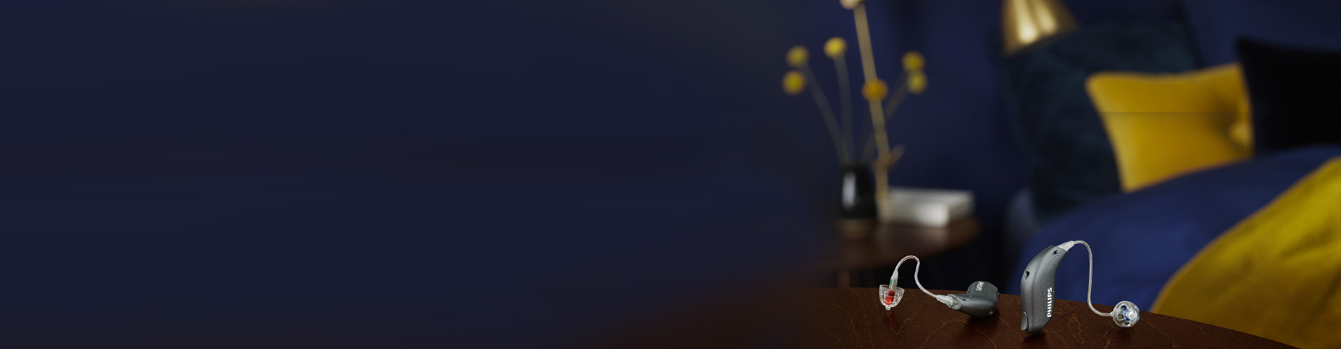 飛利浦助聽器miniRITE放置在床頭櫃.飛利浦助聽器為您帶來更好的聆聽.